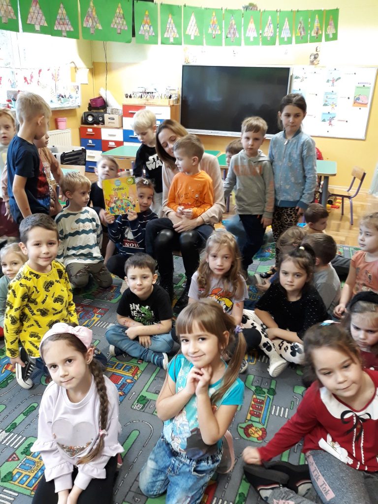 Rodzice czytają przedszkolaki książki