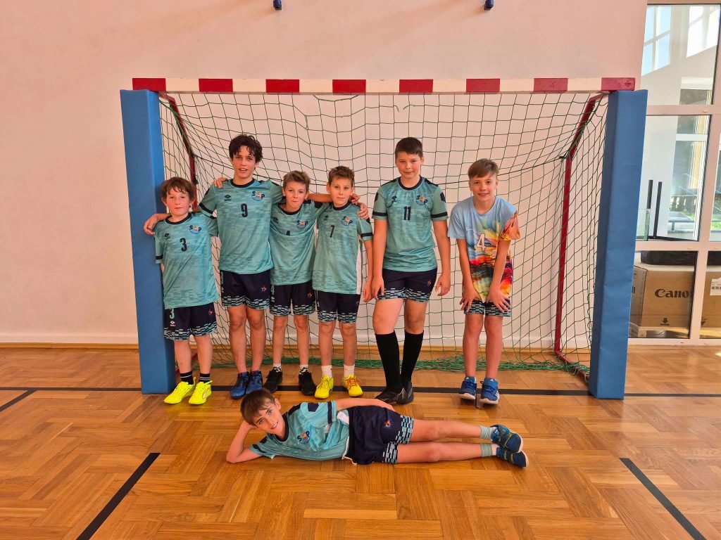 Chłopcy z klas 5-6 Mistrzami Gminy w halowej piłce nożnej! Chłopcy z klas 5-6 Mistrzami Gminy w halowej piłce nożnej!